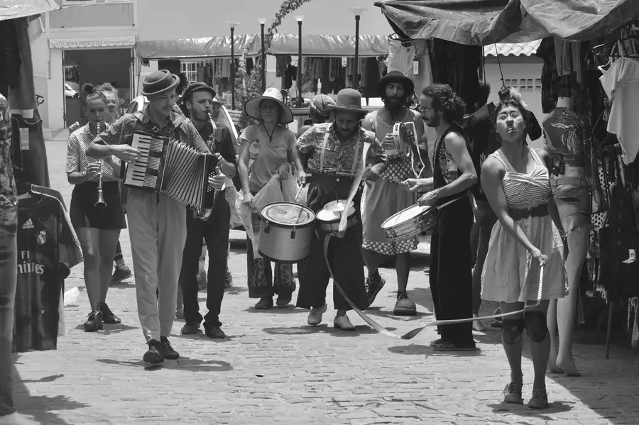 Cortejo de músicos e artistas atravessa a feira