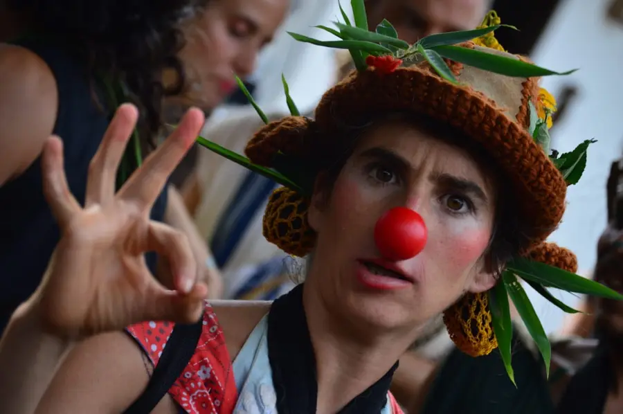 Palhaça de nariz vermelho e chapéu de crochê com folhas